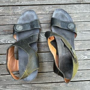 Taos black wedge sandals Sz 9